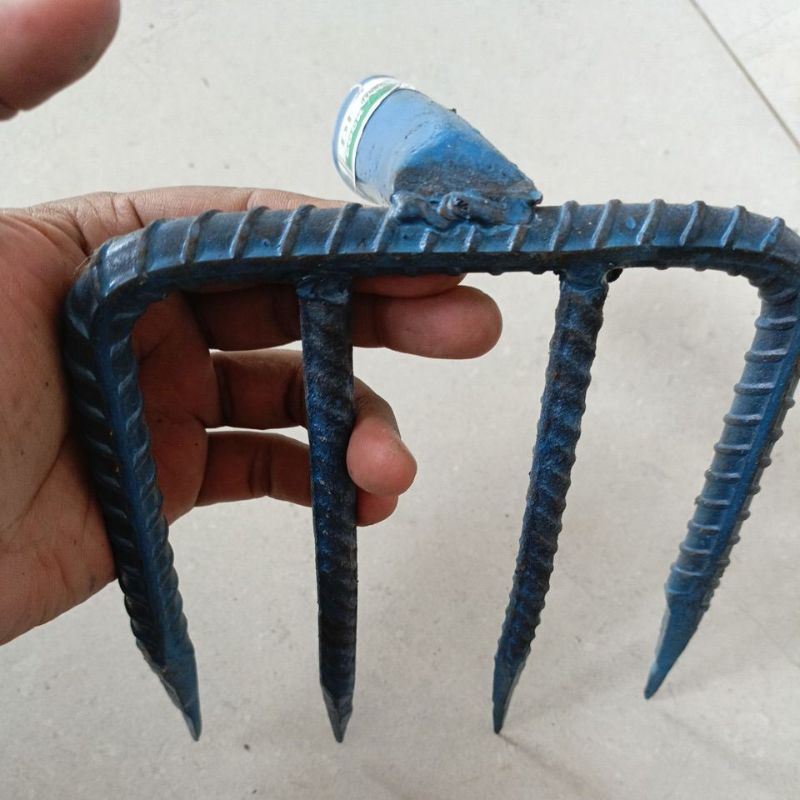 Garukan Sampah cakar 4 Tanpa Gagang Besi 10 mm ulir