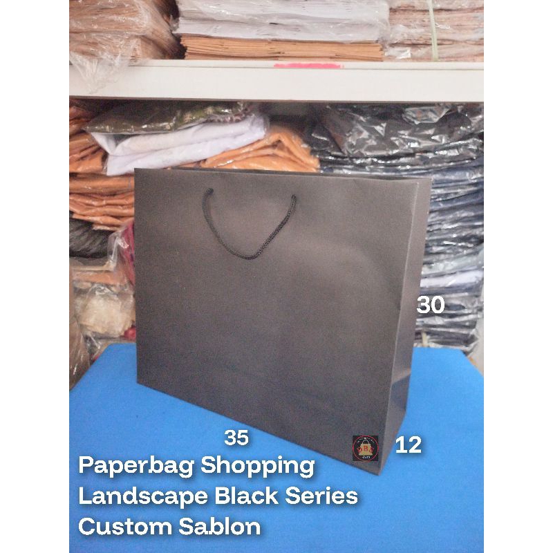 

Paperbag Hitam Custom Sablon (35.12.30)