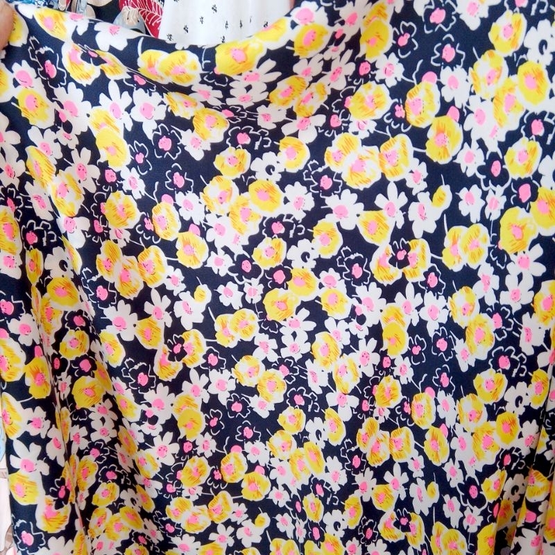 kain satin silk motif bunga import - kain satin silk - kain satin motif - kain satin meteran - kain 
