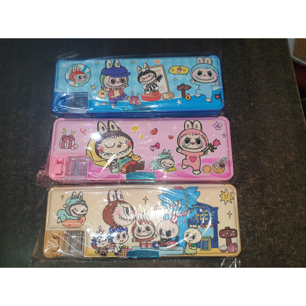 

Kotak Pensil Magnet LABUBU / Dosgrep Karakter / Pencil Case Magnet LABUBU C-5908