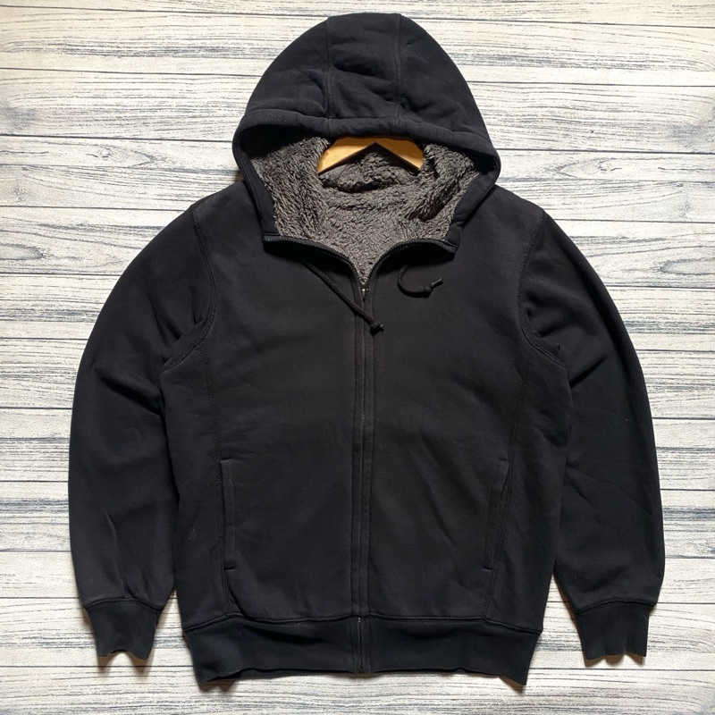 uniqlo sherpa hitam