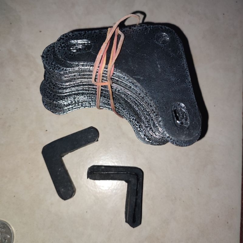 Karet Kaki Siku Besi / Plat Siku Lubang Rak Besi