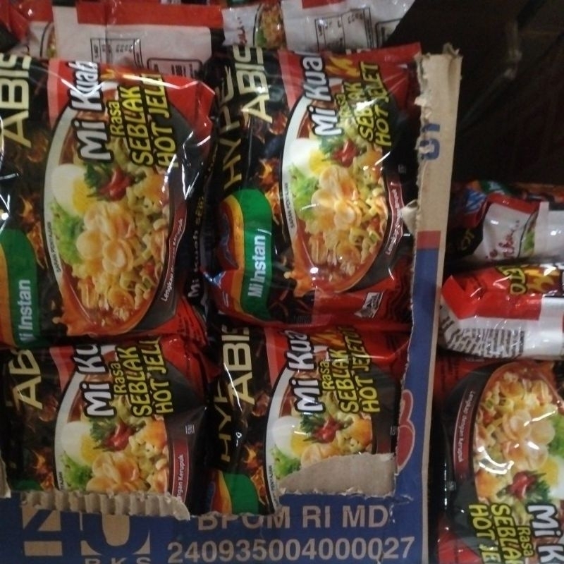 

INDOMIE HYPE SEBLAK HOT JELETOT 1 DUS ISI 40