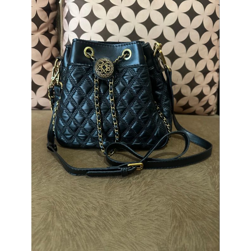 Tas Selempang Hitam dengan Rantai Kulit