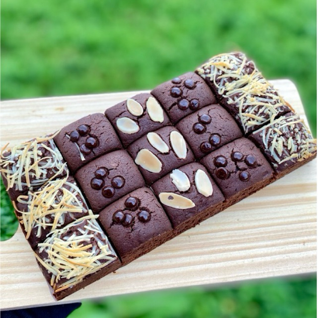 

Fudgy brownies 20x10 by cookiessan.id