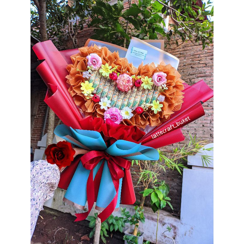 buket uang mix bunga bentuk love