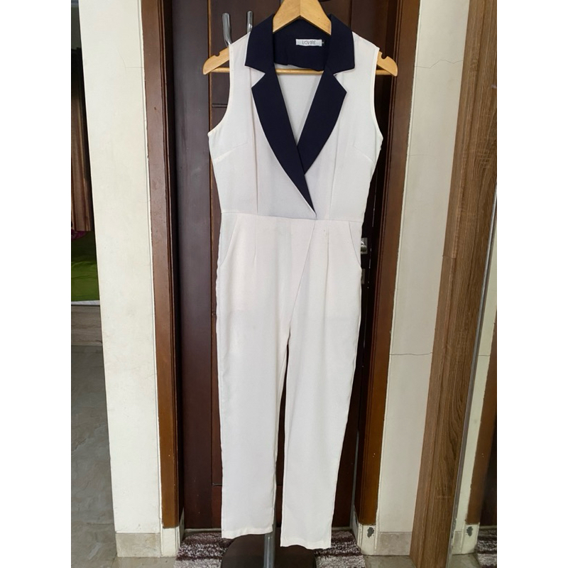 Setelan Baju dan Celana Putih Wanita