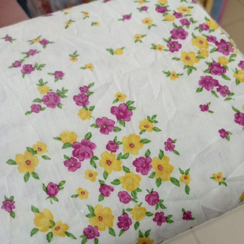 KAIN KATUN MOTIF BUNGA KECIL DASAR PUTIH