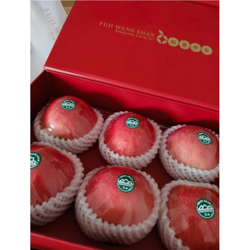 

Apel Fuji Wangshan polos Giftpack packing kayu hampers imlek apel imlek