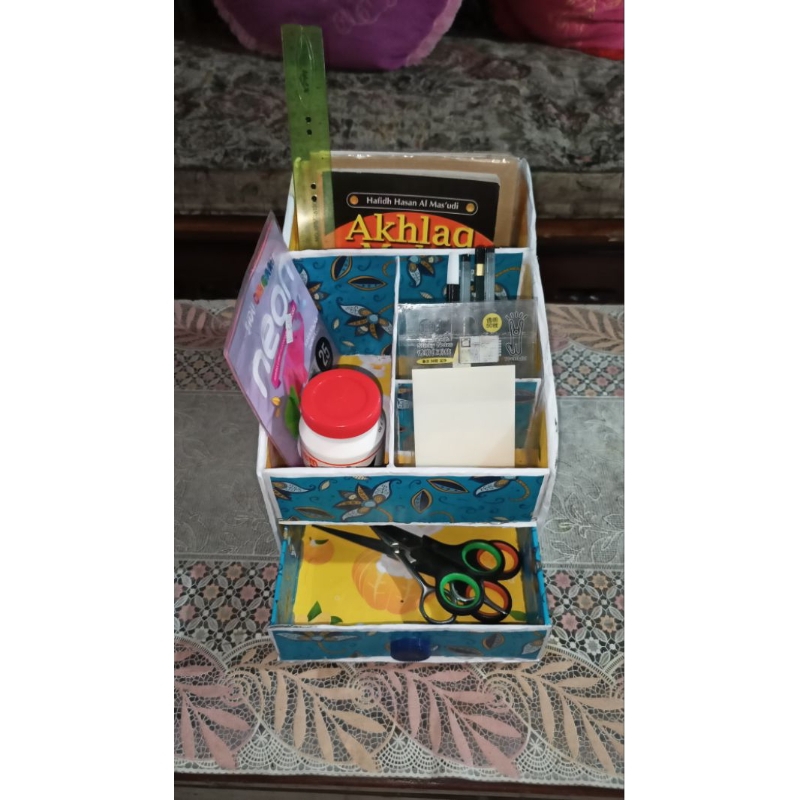 

Rak ATK berbahan Kardus Daur Ulang