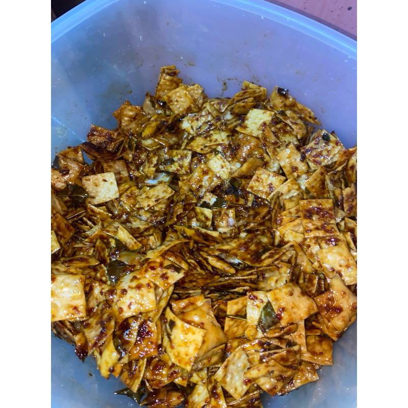 

Keripik pangsit pedas manis daun jeruk
