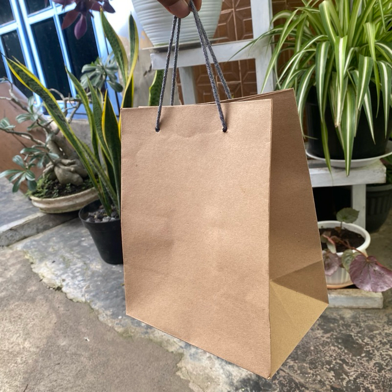 

Paperbag Polos Coklat ukuran 18x12x22 (Paket 12pcs) |Tas Kado |Tas Souvenir |Tas Termurah di shopee