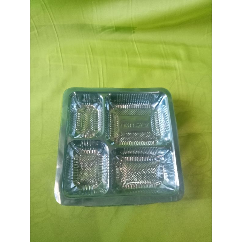 

isi 50 pcs mika 4 sekat untuk box ukuran 18x18