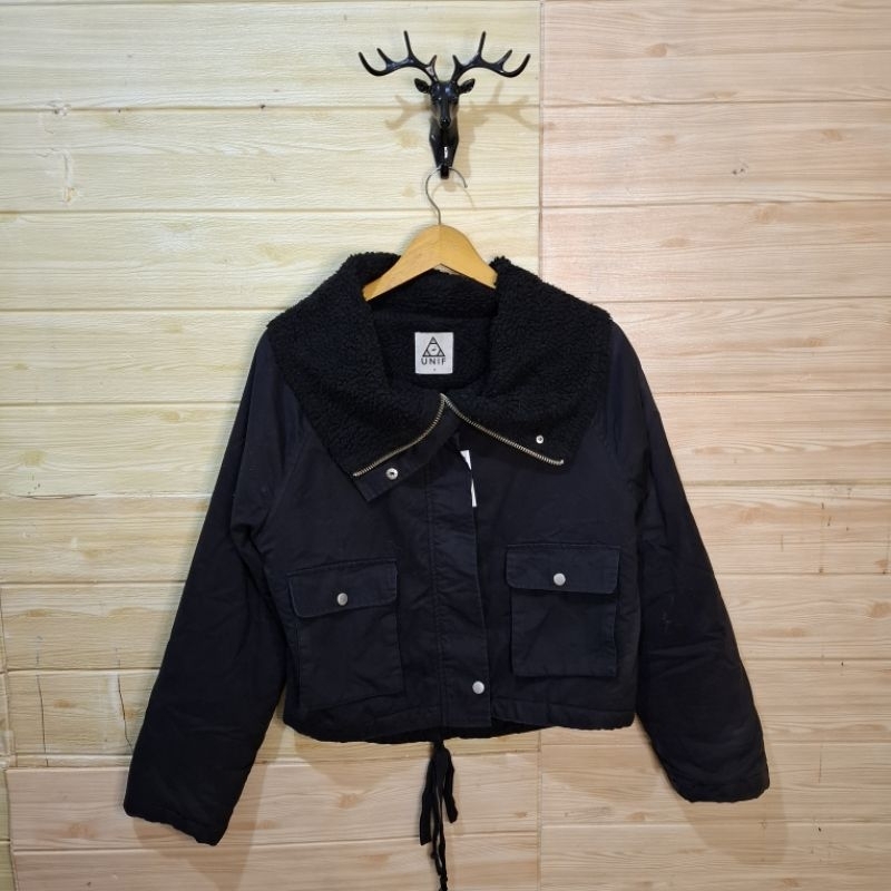 PROMO Jaket vintage UNIV asli Size M-L /jaket bulu /jaket crop top/  Kode J38/  P: 56  L: 55. /warna