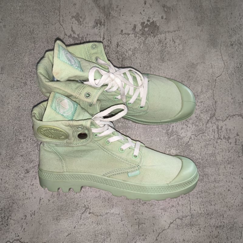 Sepatu Palladium 39