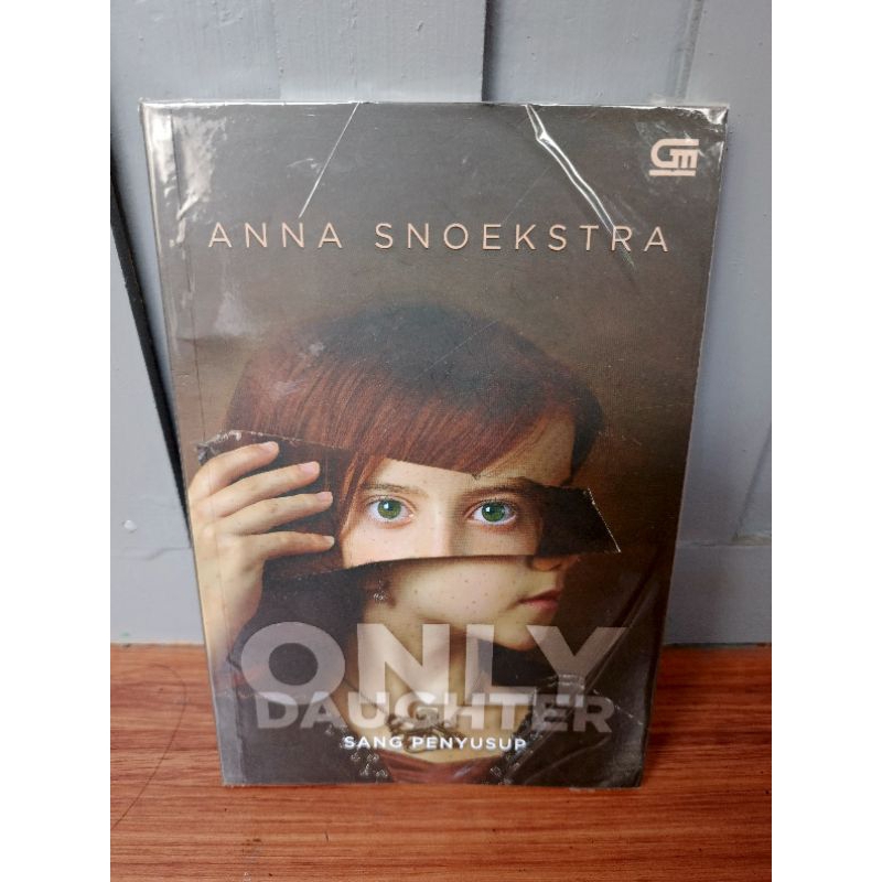NOVEL PRELOVED ORI : ONLY DAUGHTER ( SANG PENYUSUP ) - ANNA SNOEKSTRA