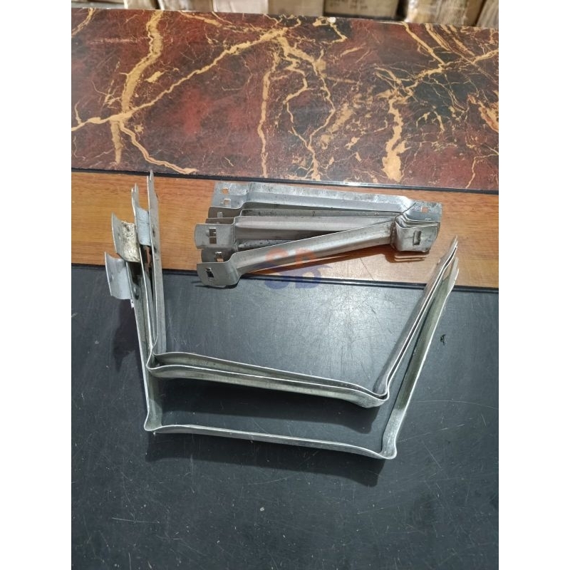 Klem talang kotak / gantungan kaki penyangga / dudukan talang / gantungan talang petak