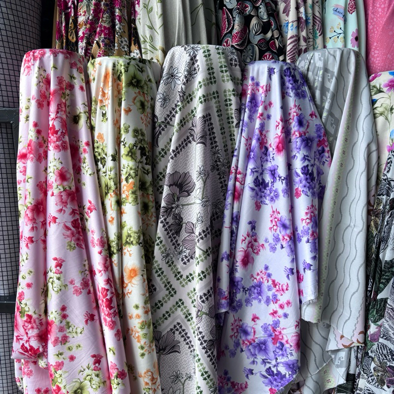 kain silk motif bunga - kain satin silk motif premium - kain bahan silk motif - kain bahan satin sil