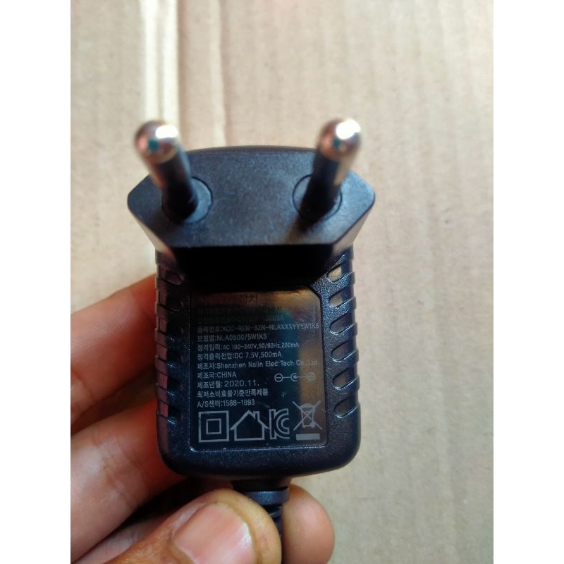 Adaptor charger 7,5v-500mA charger baterai.