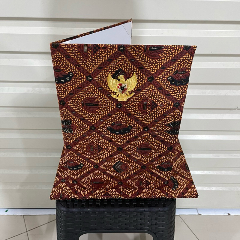 Map Batik map batik upacara logo garuda kuningan coatingan A4 (22cmx33cm) ready