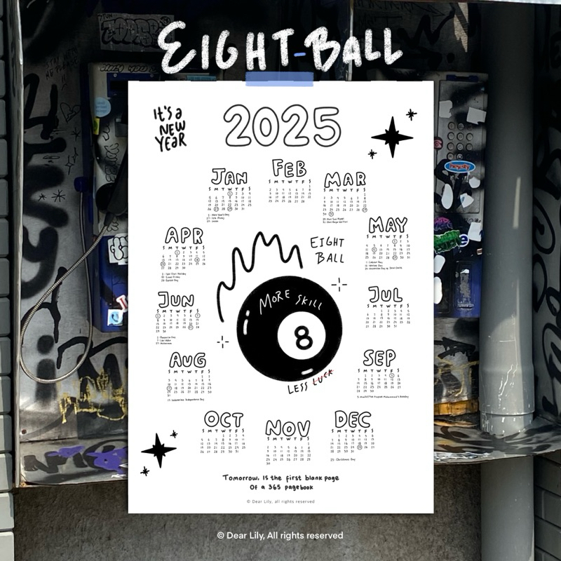 

2025 Calendar Aesthetic Design Eight Ball and Checkerboard / Kalender 2025 Desain Estetik Bola Billiard Hitam Delapan dan Kotak - kotak hitam putih Keren / Dinding / Kelender Meja / Standing Calendar 2024 / Calendar with holiday / Penanda Hari libur