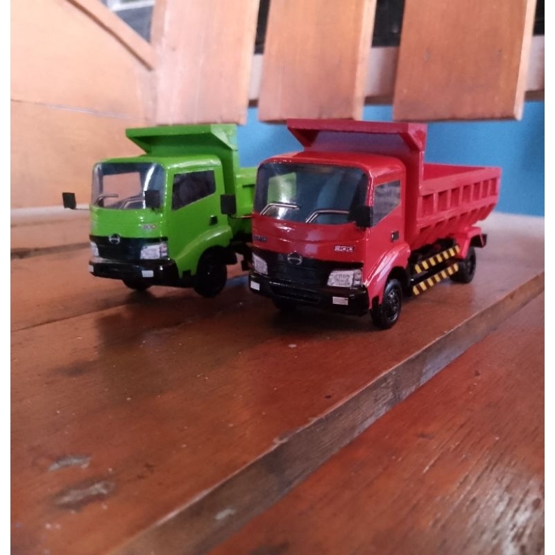 Miniatur truk Hino Dutro