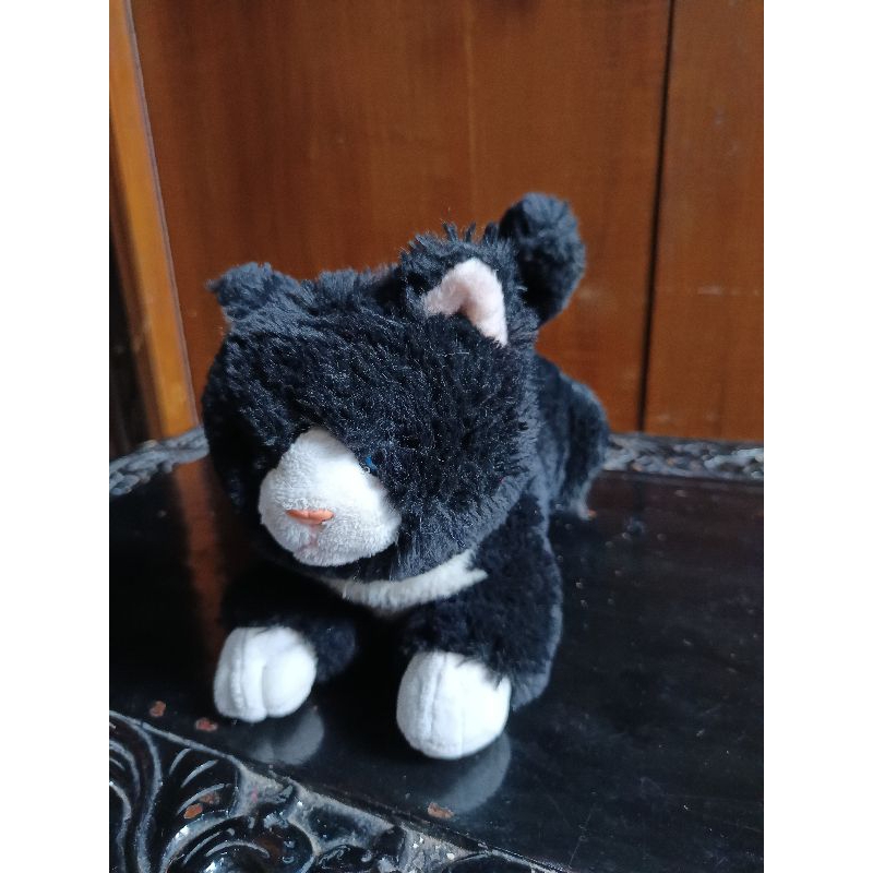 Boneka kucing hitam putih