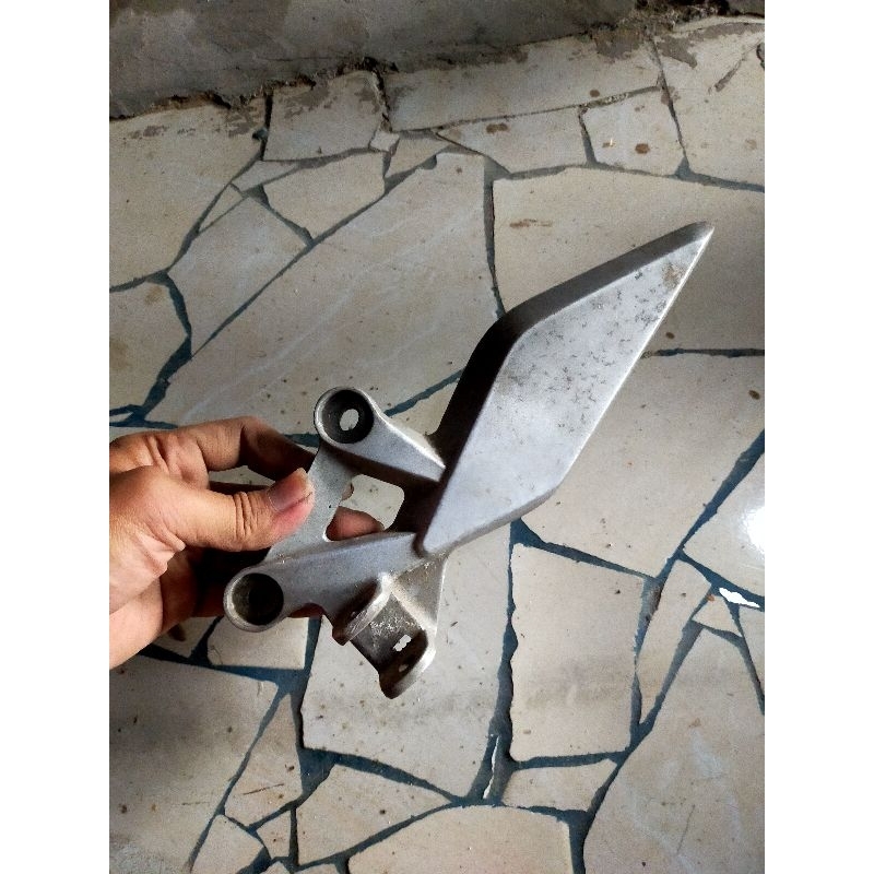Step Postep Footstep Foot Step Depan Kiri Saja Honda CB 150 R CB150R K15 Original Bekas Copotan Moto