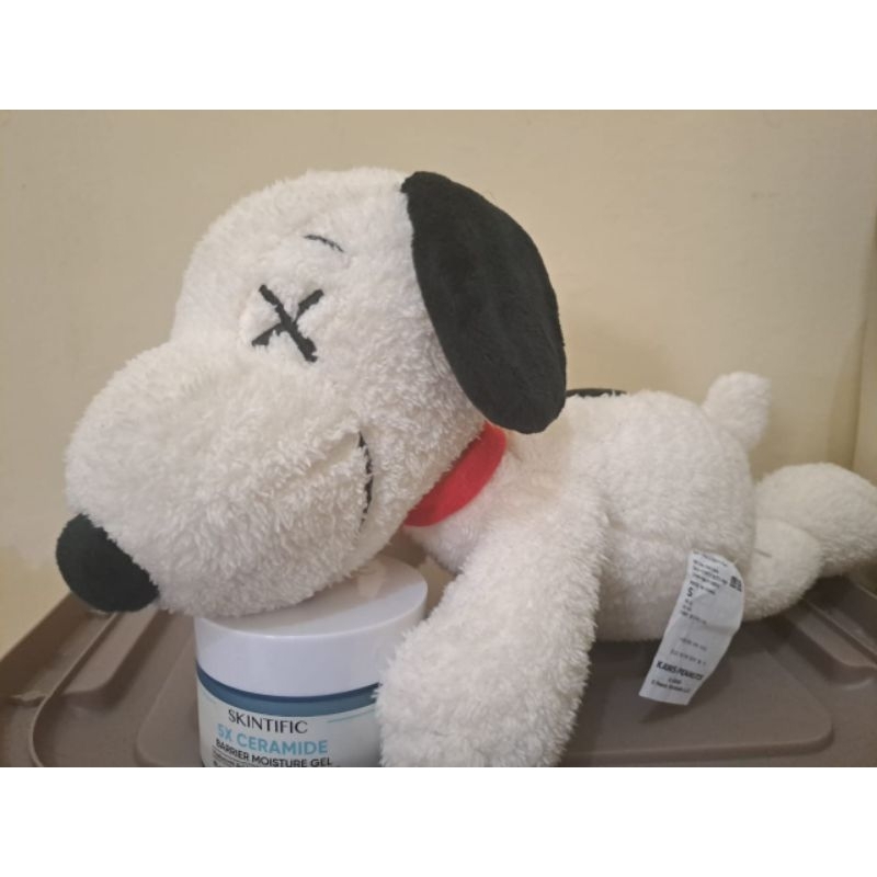snoopy kaws uniqlo putih uk sedang