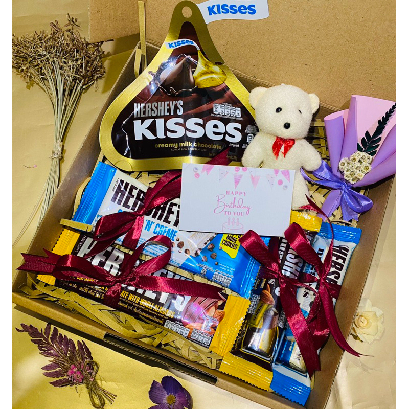 

Bucket Gift Hampers / Gift Cokelat Kado Ulang Tahun / Wisuda / Anniversary / Gift Ultah Pacar / Kado Wisuda / Hari Spesial Murah / Hersheys kiss