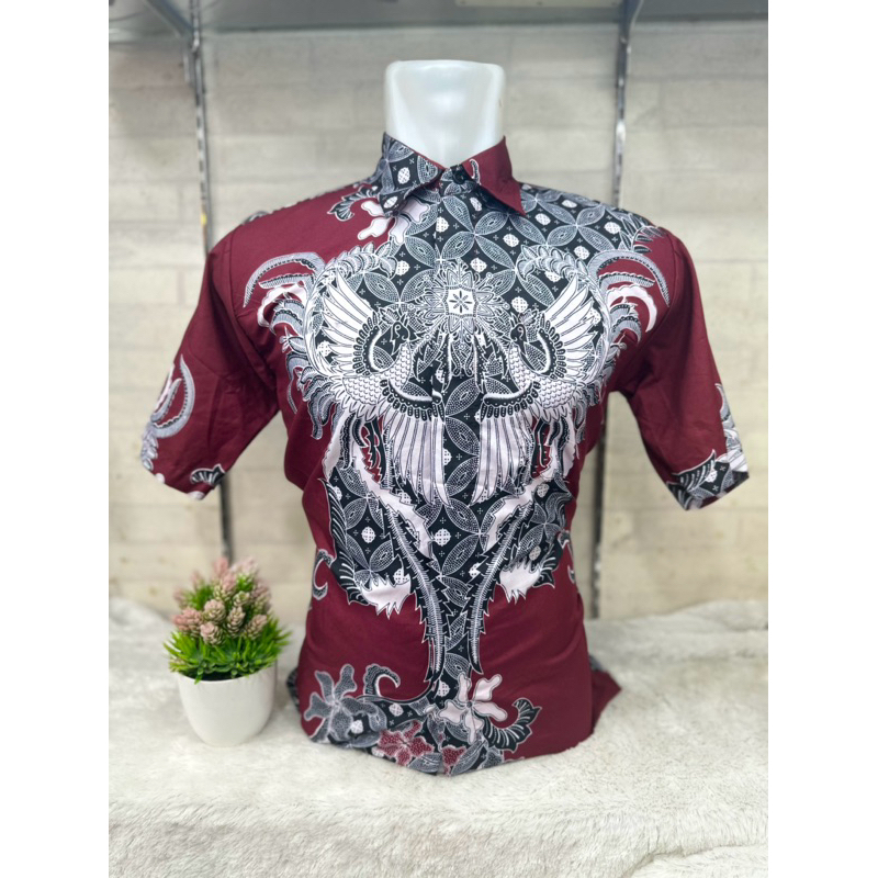 batik kemeja pria lengan pendek warna burgandy(merah tua) pola tunggal motif burung merak || size le