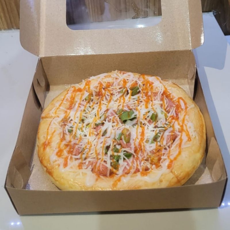 

Pizza Keju dan Sosis siap makan enak, murah, dan jumbo | Pizza Siap Saji Diameter 20 cm