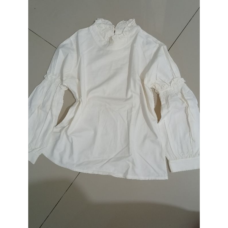 blouse putih ruffle
