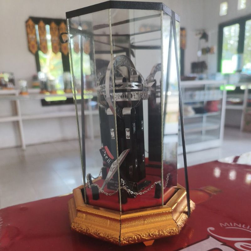 Miniatur tugu khatulistiwa sedang