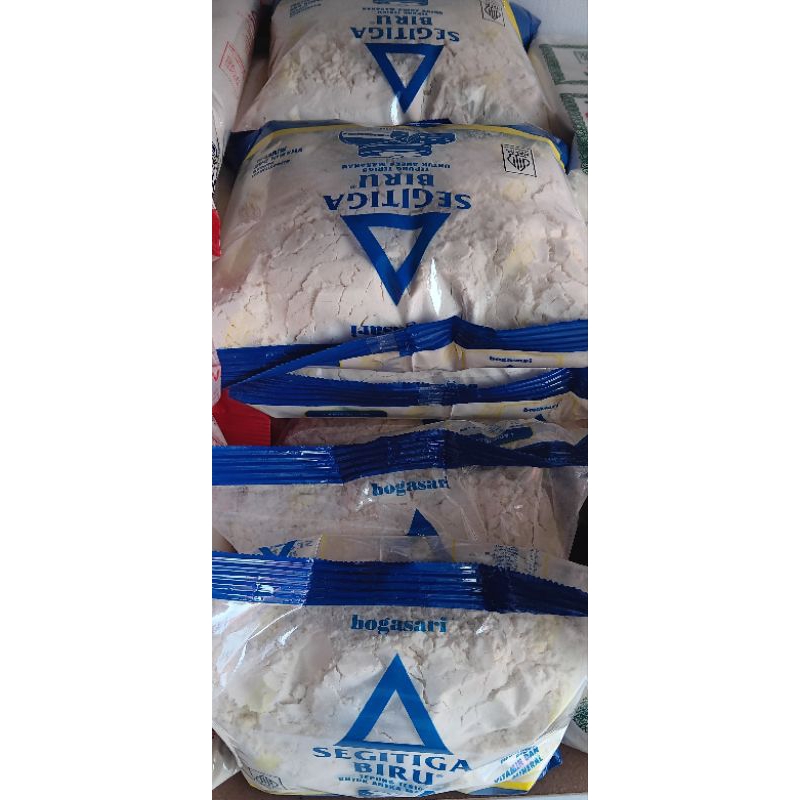 

Tepung terigu segitiga biru 500 gram