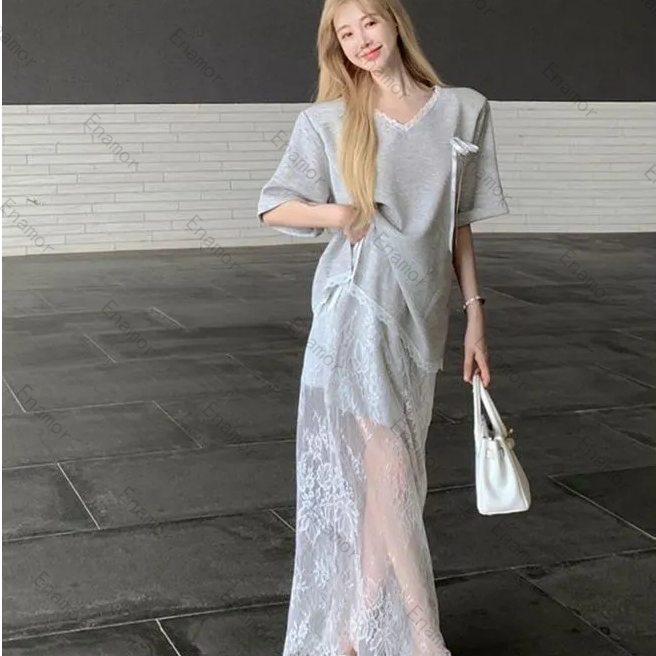 [Enamor] Setelan Kaos Lengan V Nyaman dan Wanita Rok Pendek dengan Aksen Lace yang Elegan