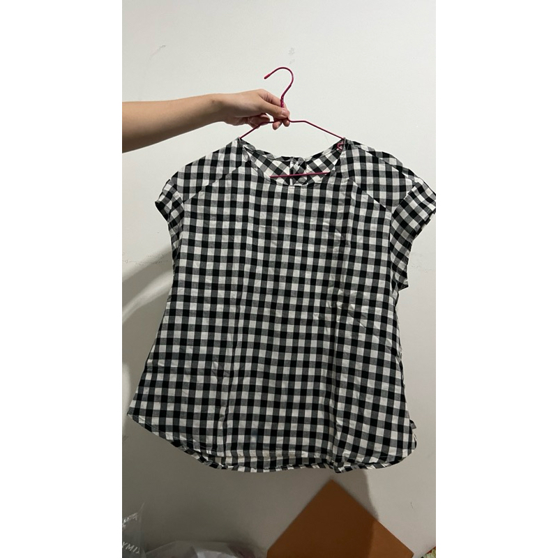 Blouse kotak-kotak hitam putih
