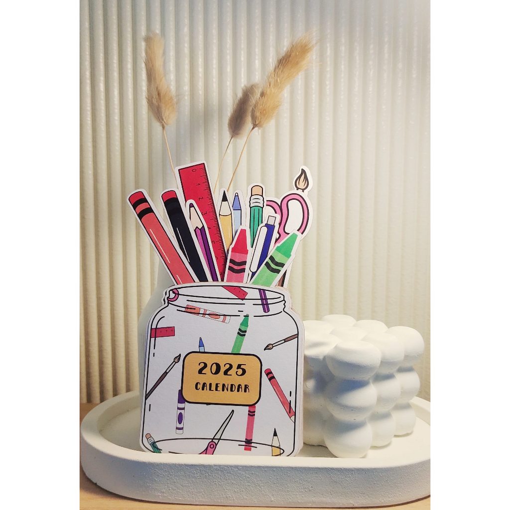 

BuJoKu Kalender 2025 | Kalender Meja Aesthetic | Kalender Unik | Kalender Meja Ukuran A6 2025 | Kalender A6 | Kalender Motif Alat Tulis
