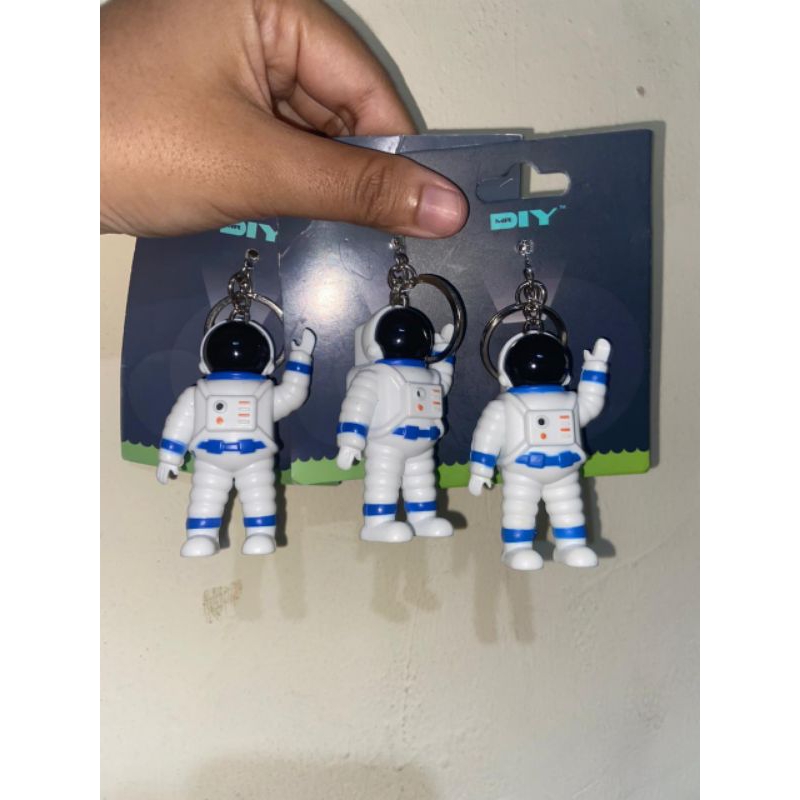 gantungan kunci astronot/ganci astronaut nyala/ key chain pluto/ key chain astronot mr diy