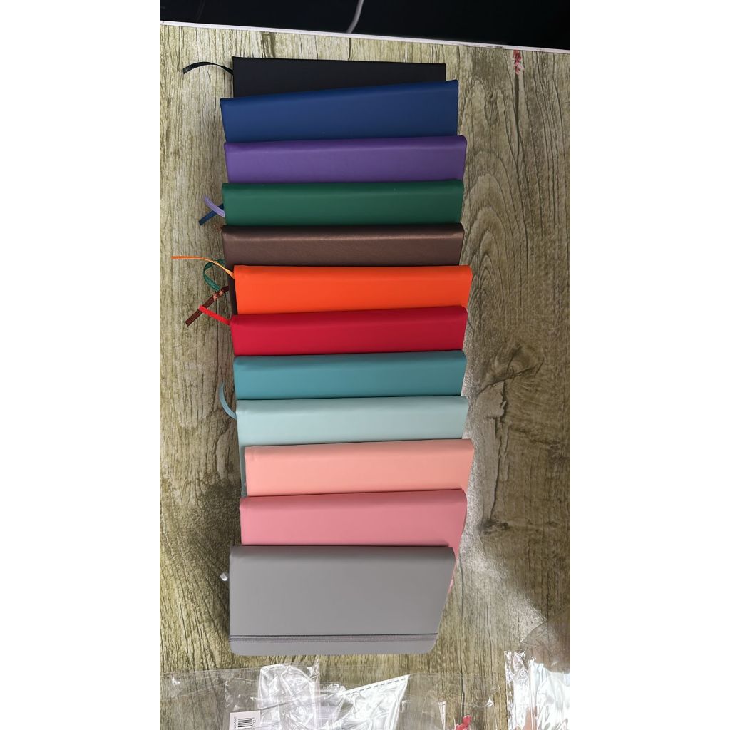 

buku agenda note book karet sisi ajp UKURAN A6 (setengah a5) isi 82 lembar -+ kulit sintetis ( ada 12 warna ) ada selipan pena cocok untuk souvenir dibranding