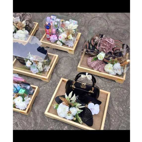 1 SET BAKI HANTARAN BERKAKI / kotak seserahan kayu jati