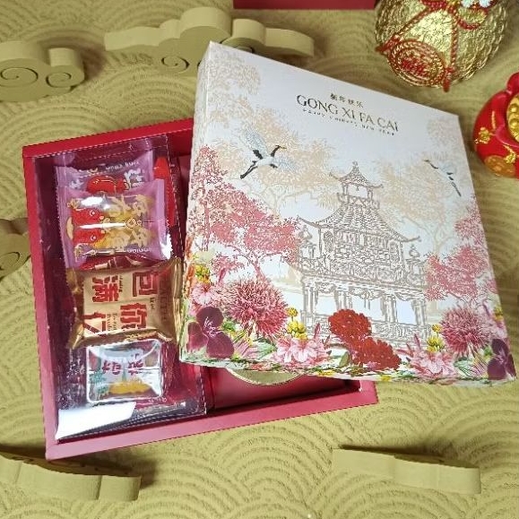 

Hamper Imlek CNY - SHUN LI - 2 Toples Jar 600 + 18 Sachet Nastar Taiwan