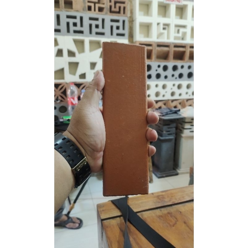 Bata Tempel Keramik Teracota