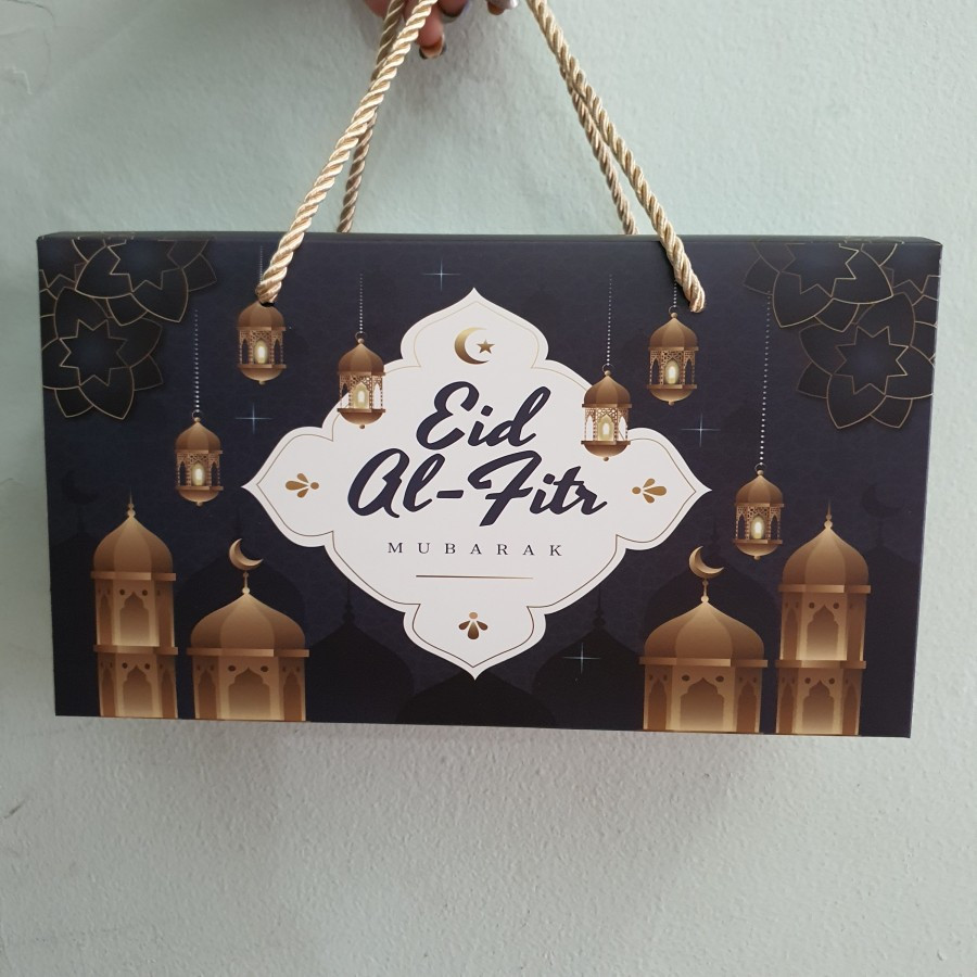 

Box Lebaran Tas Tenteng Edisi Ramadan Hari Raya Idul Fitri Edisi Eid Mubarok Model Tertutup Ukuran 27x7.5x15 Cm