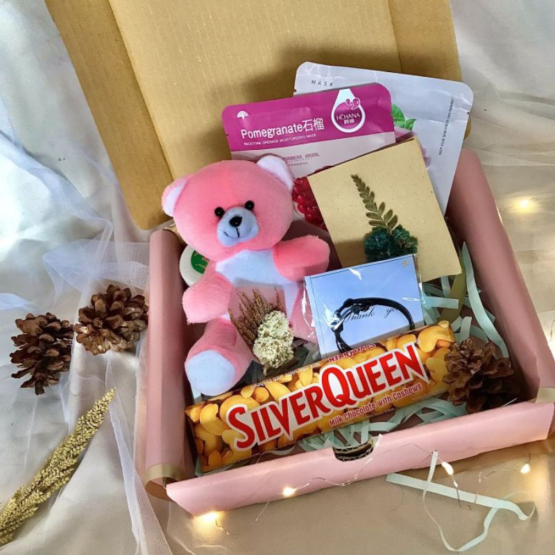 

HAMPERS VALENTINE/KADO ULTAH/KADO ANNIVERSARY/GIFT BOX/HAMPERS COKLAT BONEKA JAM DOMPET JILBAB/HAMPERS JILBAB/KADO ANNIVERSARY ULTAH/KADO WISUDA