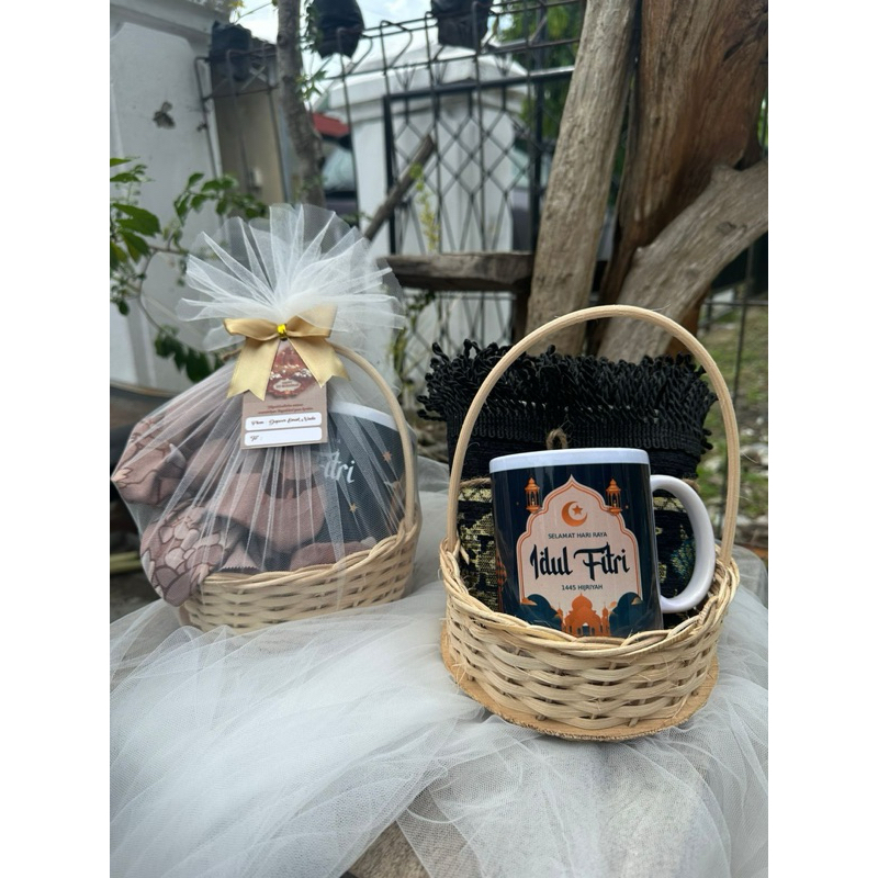 

Rubby-Hampers Idul fitri/Hampers Lebaran isi Mug hijab sajadah kemas keranjang