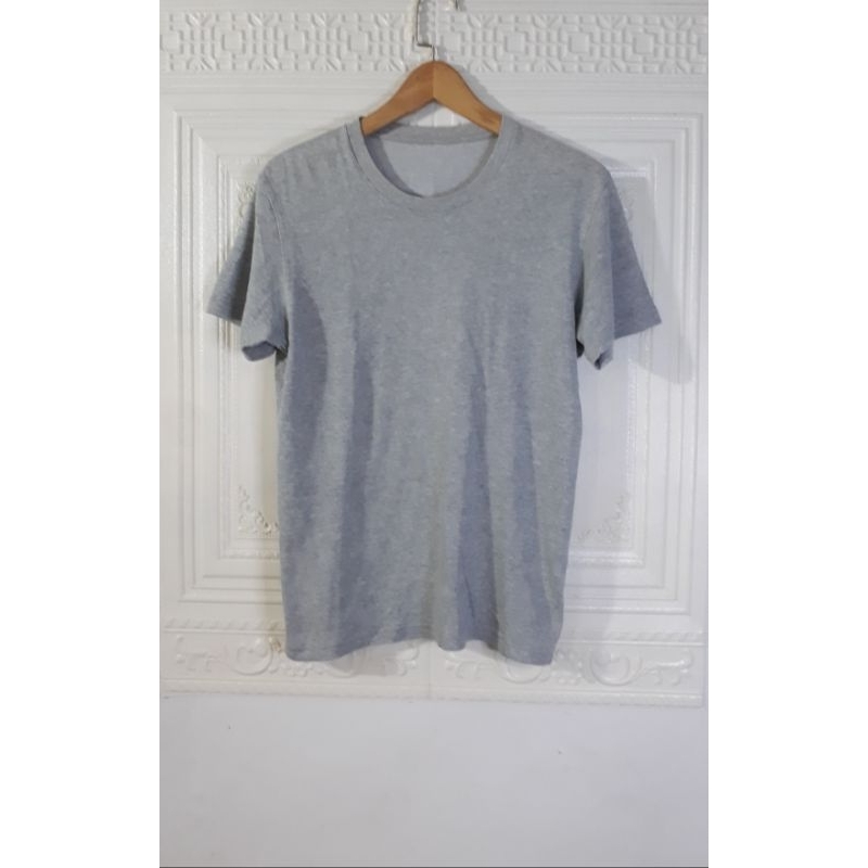 Kaos Uniqlo / Uniqlo Tshirt / Kaos Lengan Pendek Abu-Abu / Kaos Pria Uniqlo / Uniqlo Top / Atasan Pr
