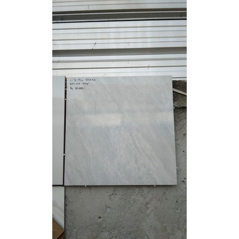 keramik lantai 50 x 50 glossy merk jupiter