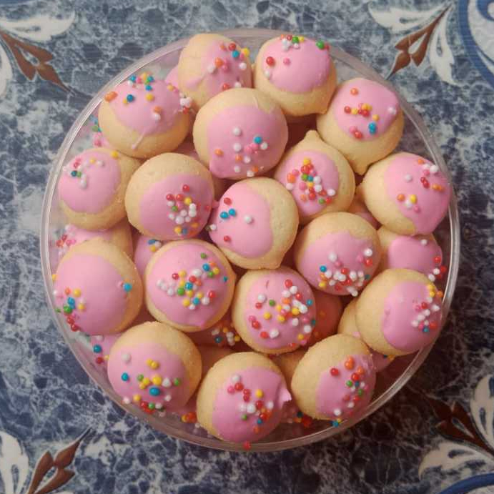 

Berry Bites - Biskuit dengan toping stroberry dan sprinkle