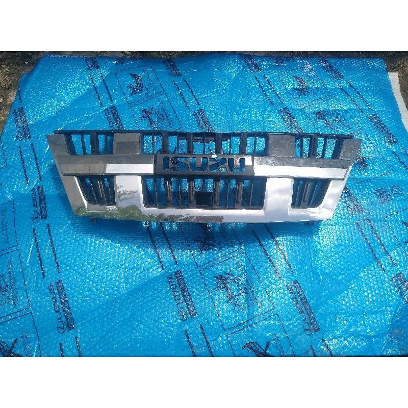 Grill Isuzu panther touring 2016